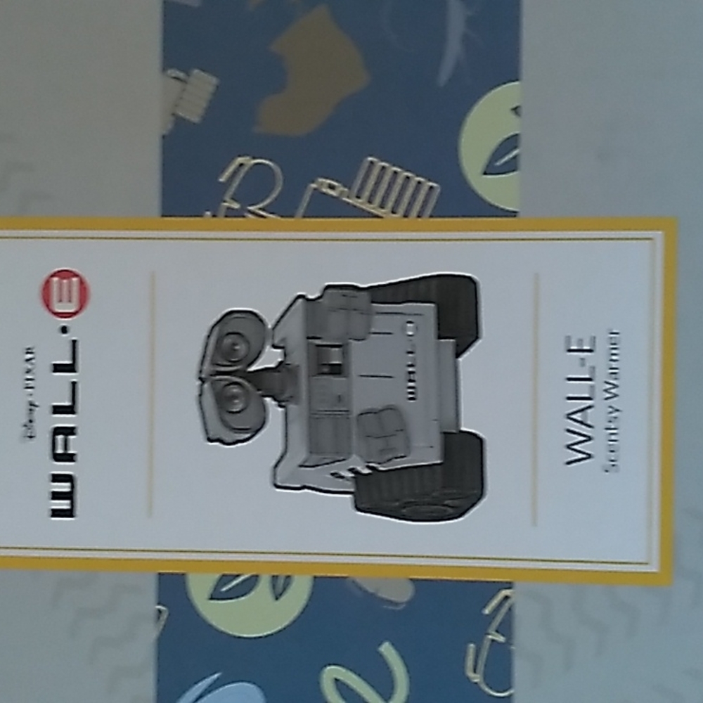 Wall e scentsy warmer